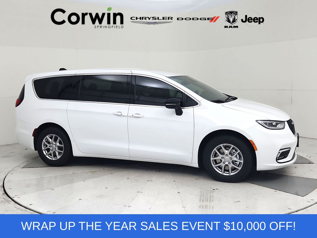 2026 Chrysler Pacifica Select's photo