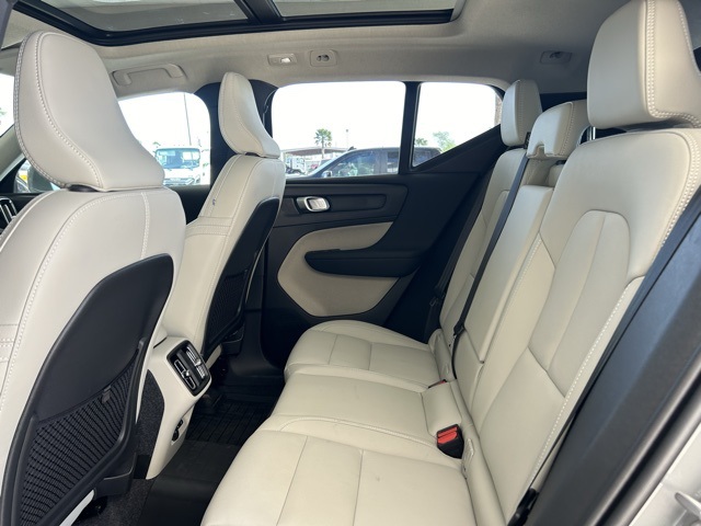 2025 Volvo XC40 Plus photo 17