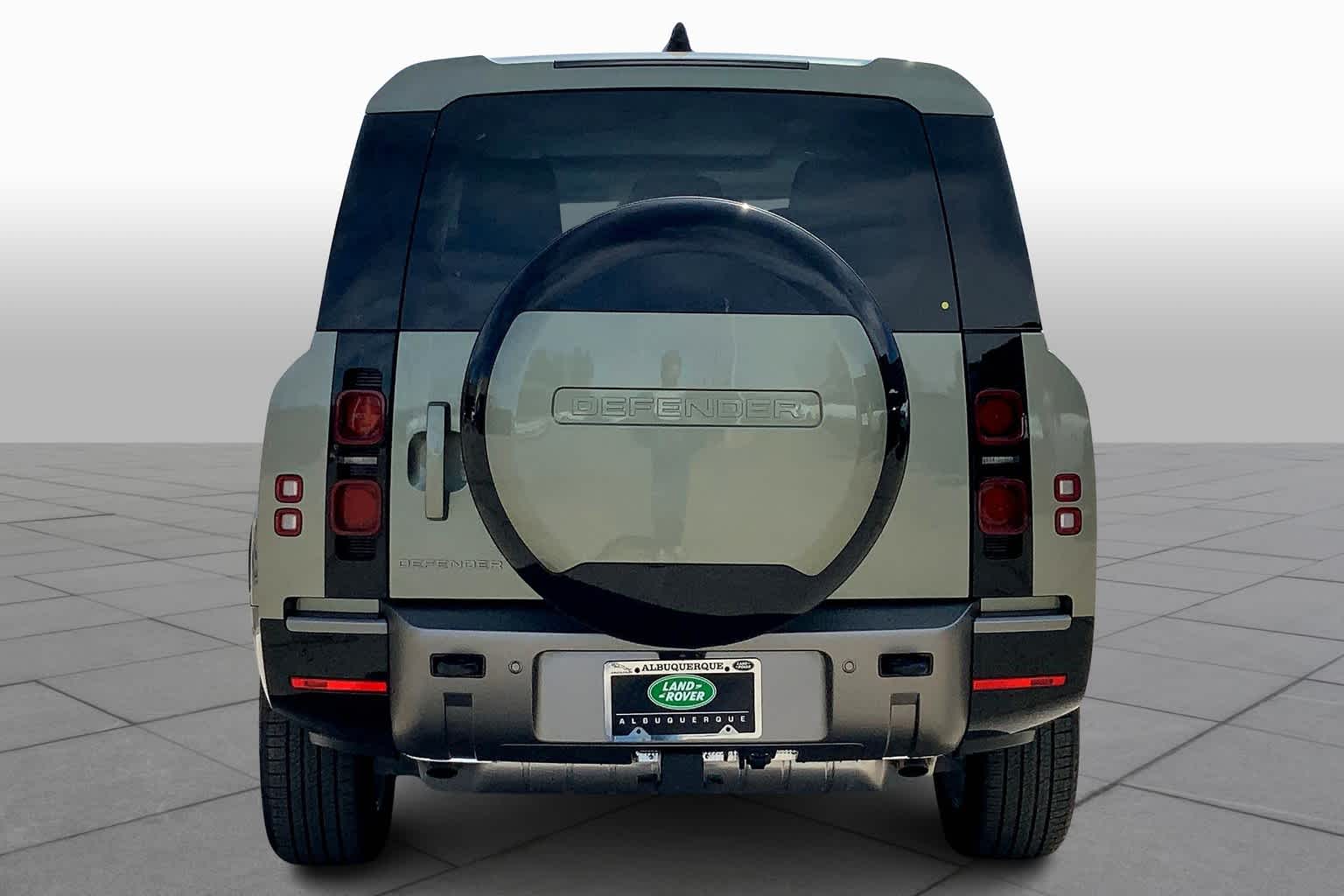 2025 Land Rover Defender 130 X-Dynamic SE photo 4