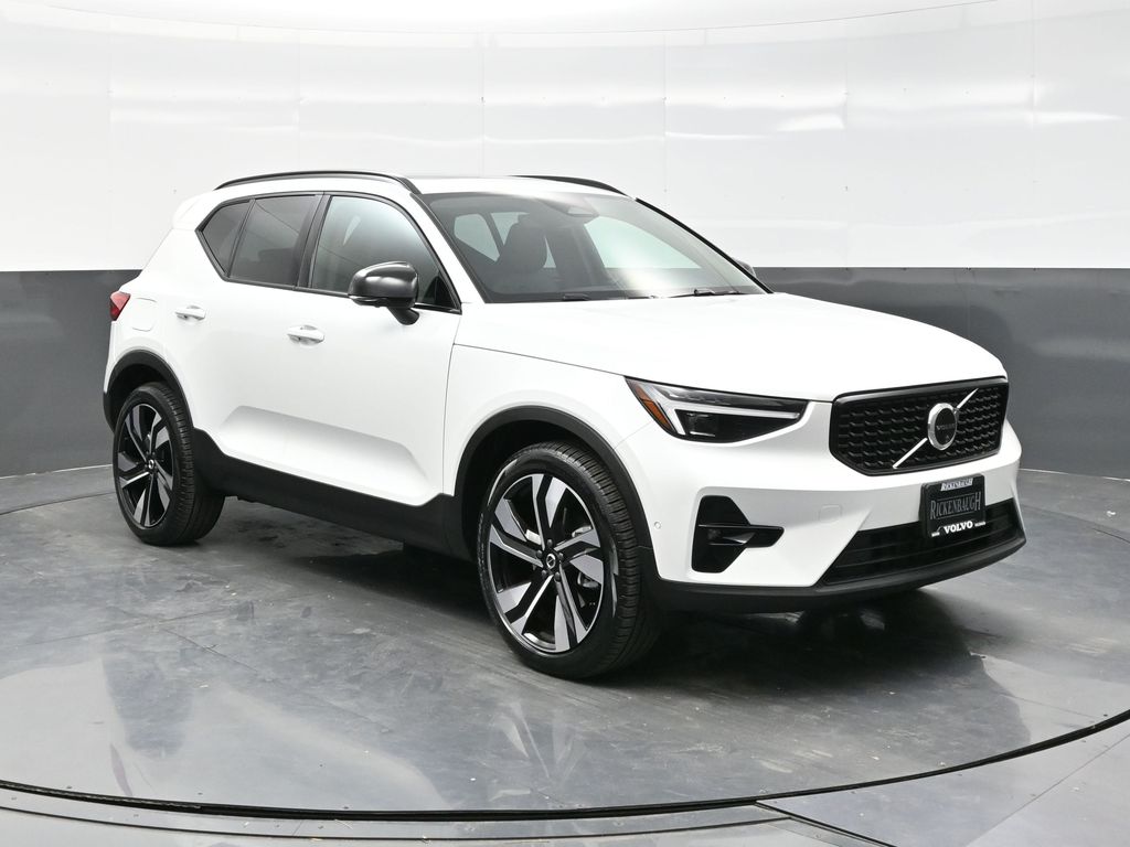 2025 Volvo XC40