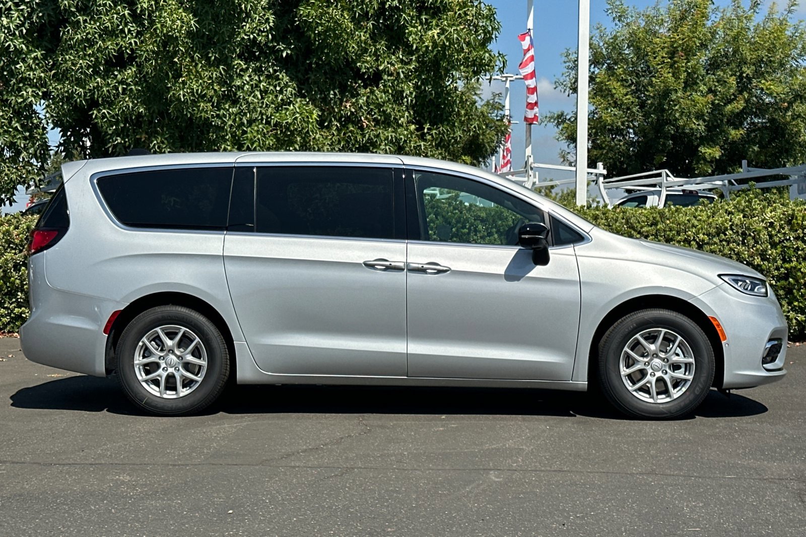 2026 Chrysler Pacifica photo 3