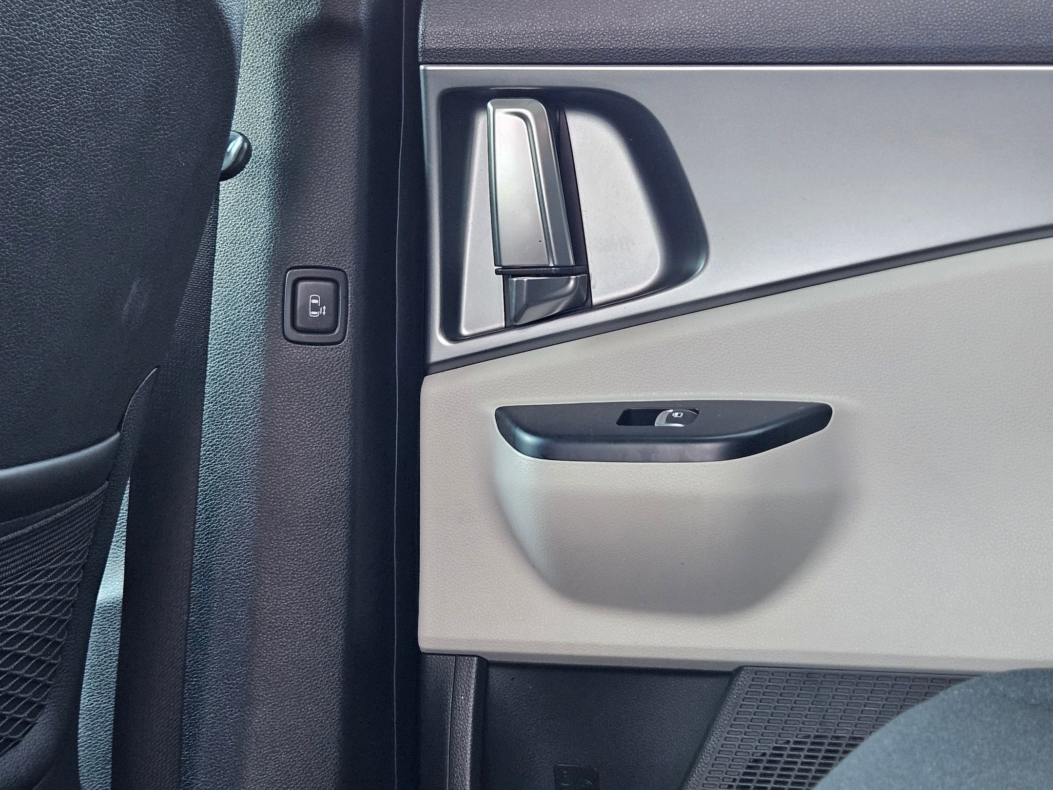 2023 Kia Carnival LX photo 19