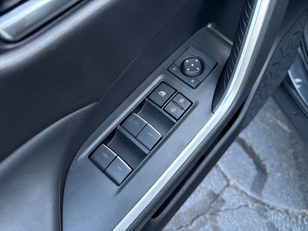 2025 Toyota RAV4 Hybrid XLE photo 11