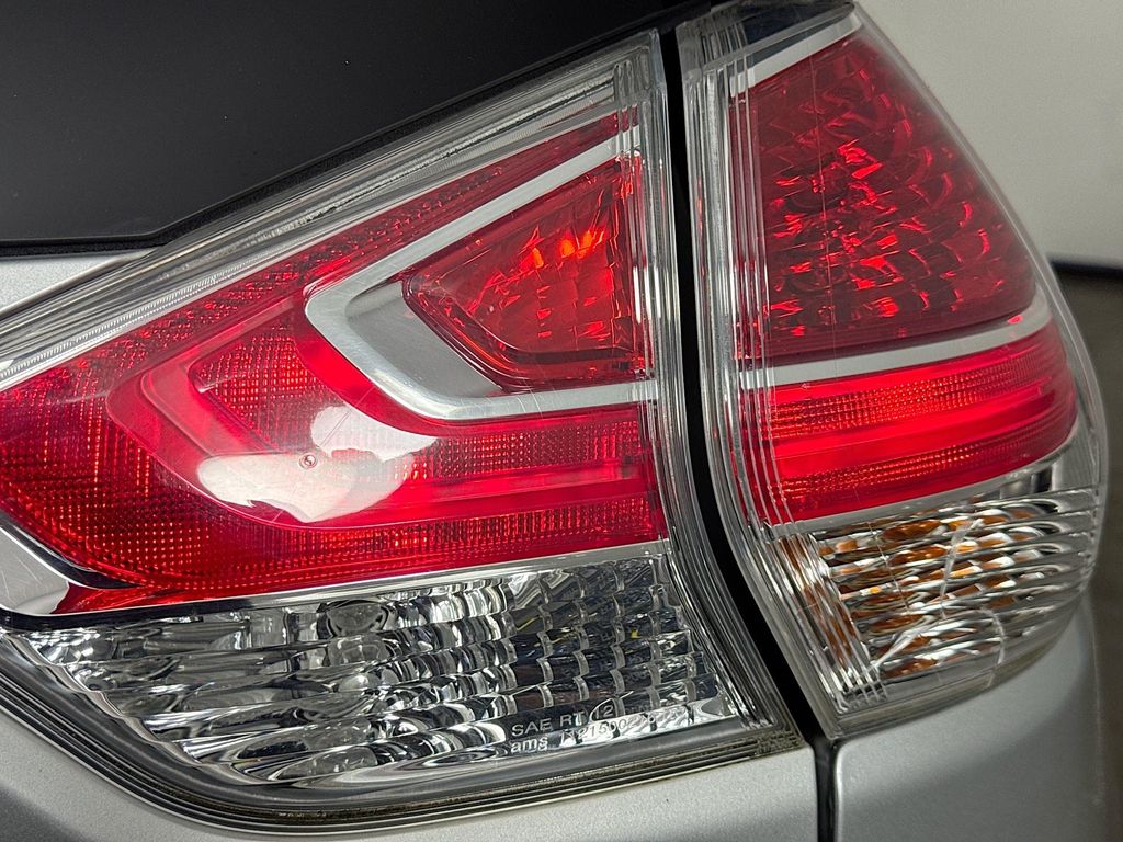 2015 Nissan Rogue SV photo 30