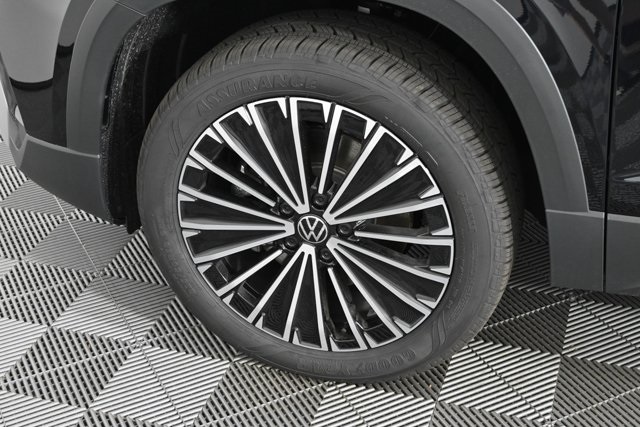 2025 Volkswagen Taos SE photo 5