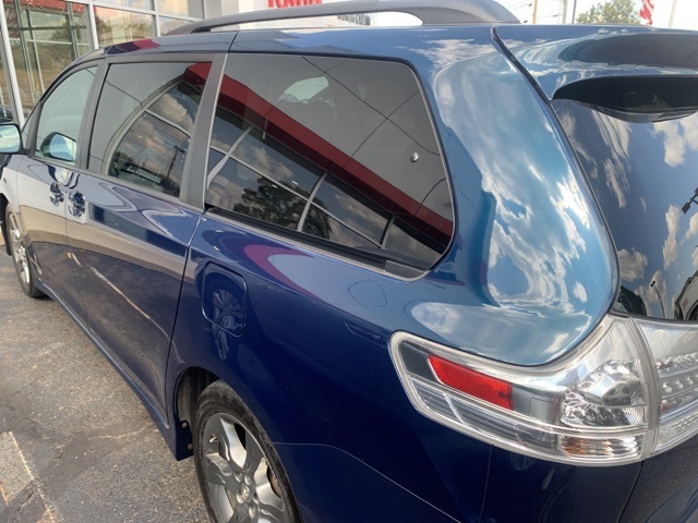 2011 Toyota Sienna SE photo 2