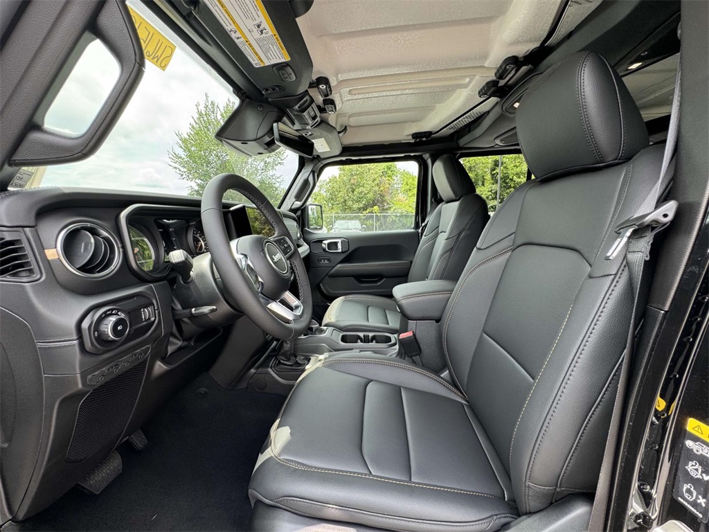 2025 Jeep Wrangler Sahara photo 13