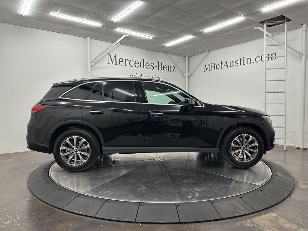 2025 Mercedes Benz GLC 300 photo 6