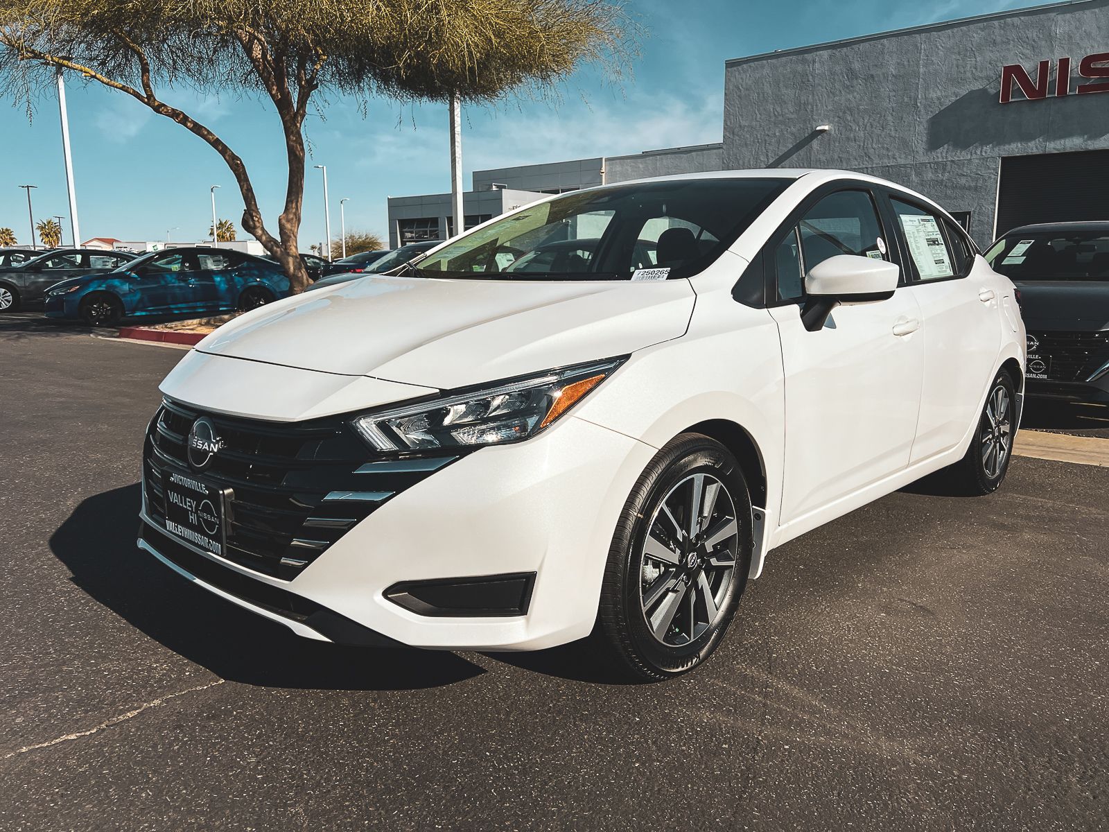 2025 Nissan Versa 1.6 SV photo 2