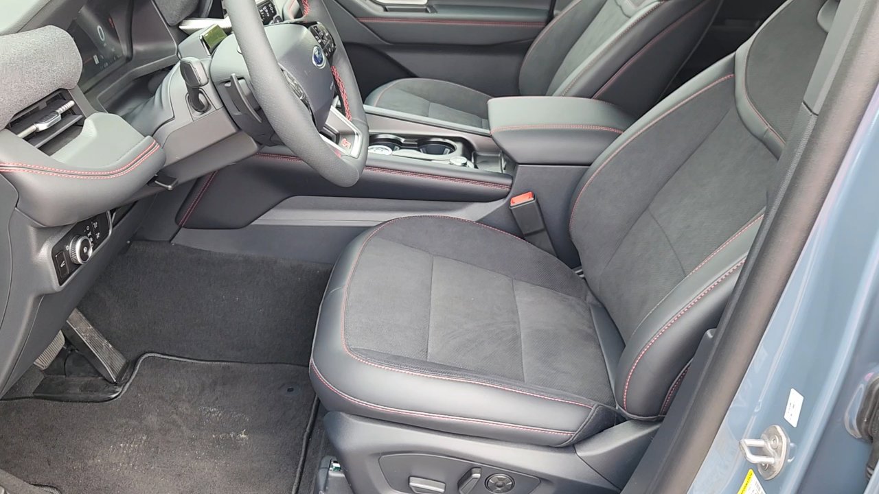 2025 Ford Explorer ST photo 17