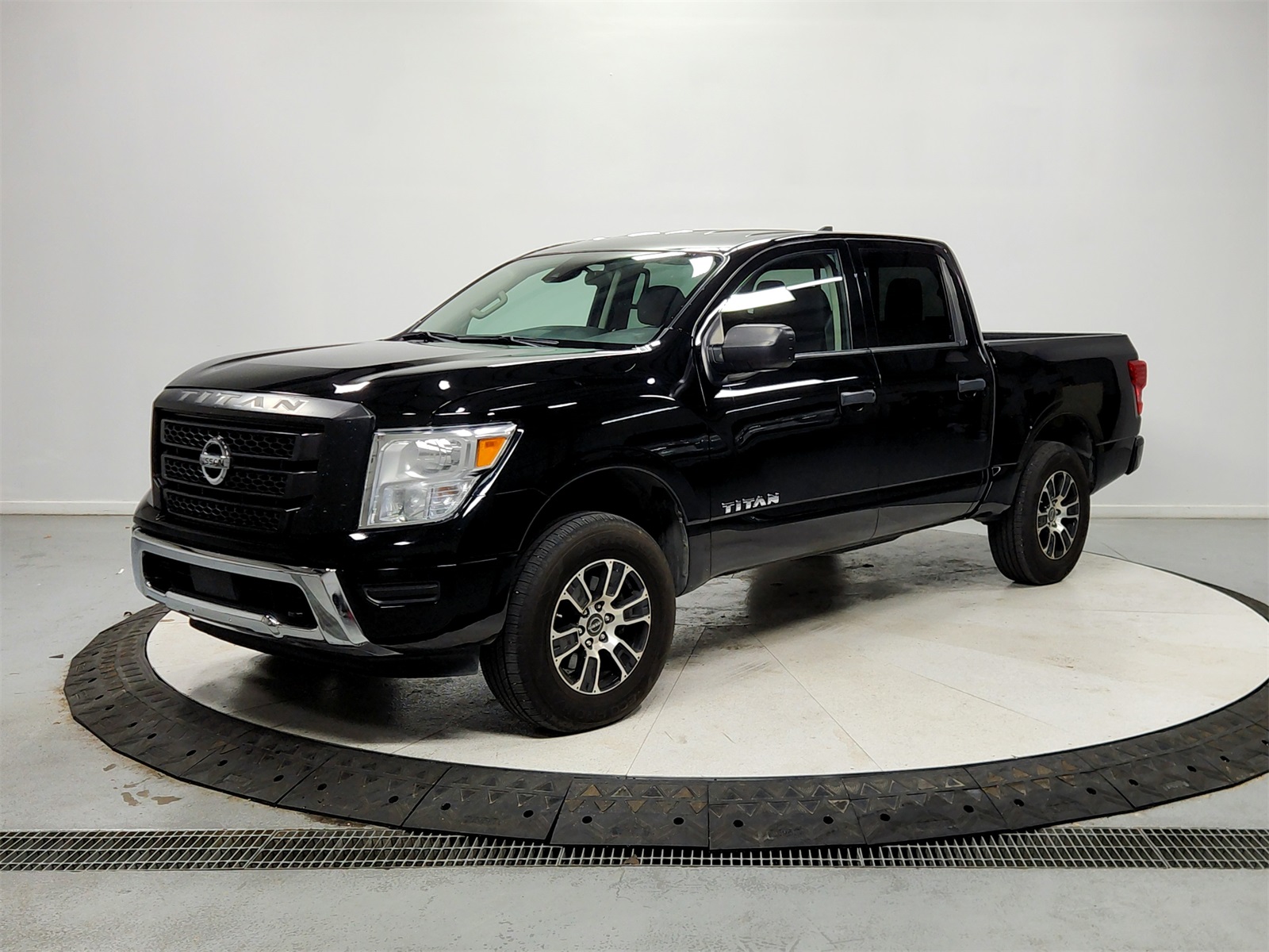 2023 Nissan Titan SV photo 3
