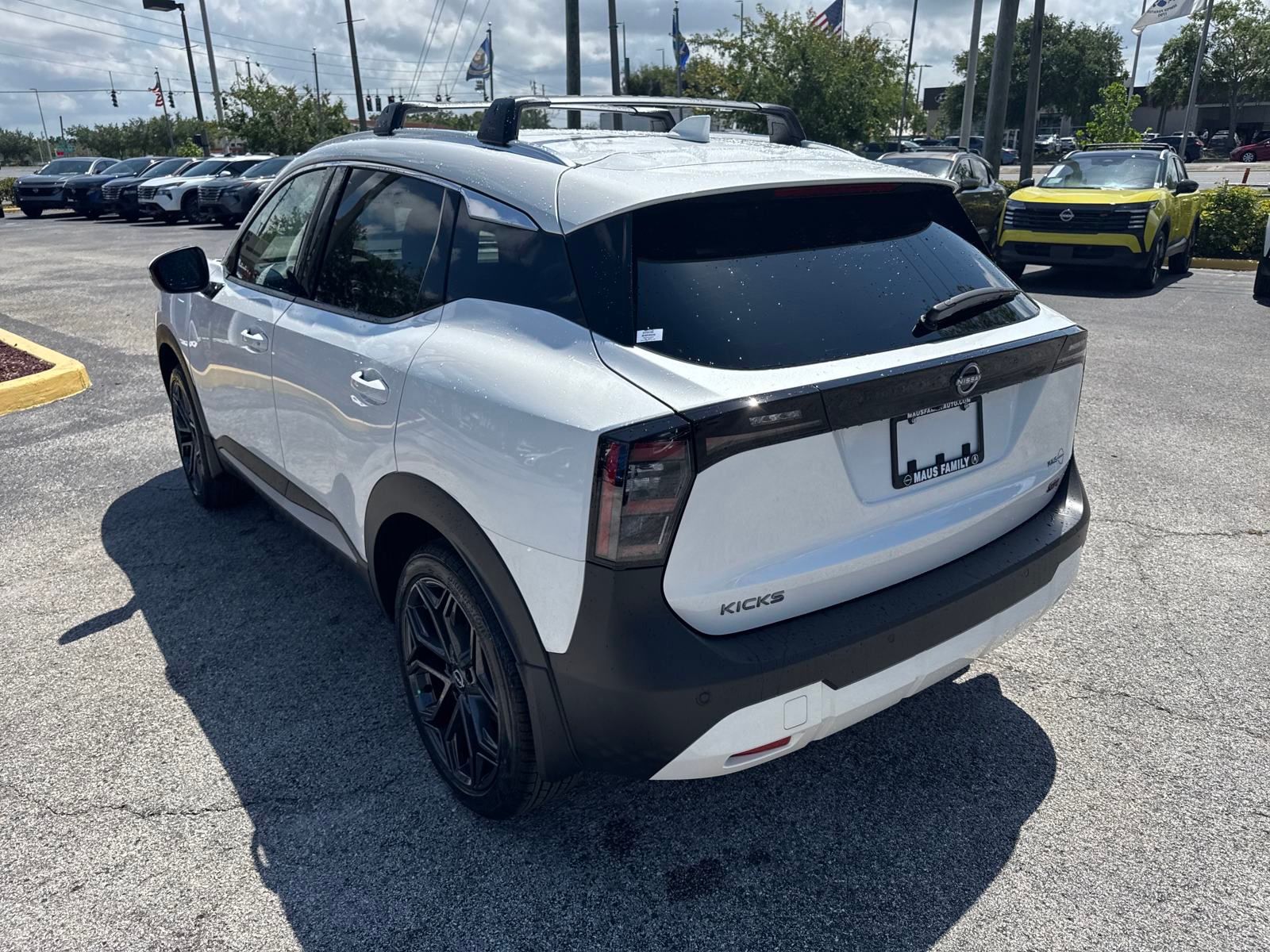 2025 Nissan Kicks SR photo 4