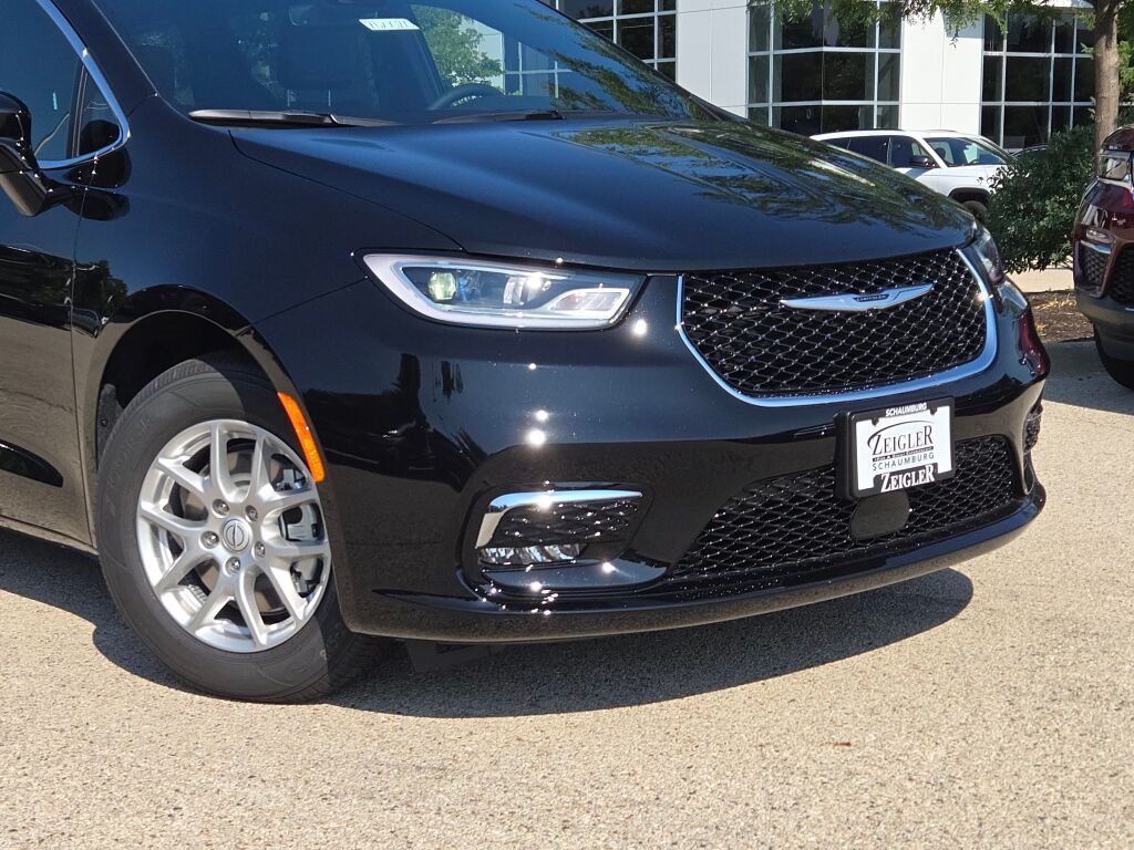 2026 Chrysler Pacifica photo 2