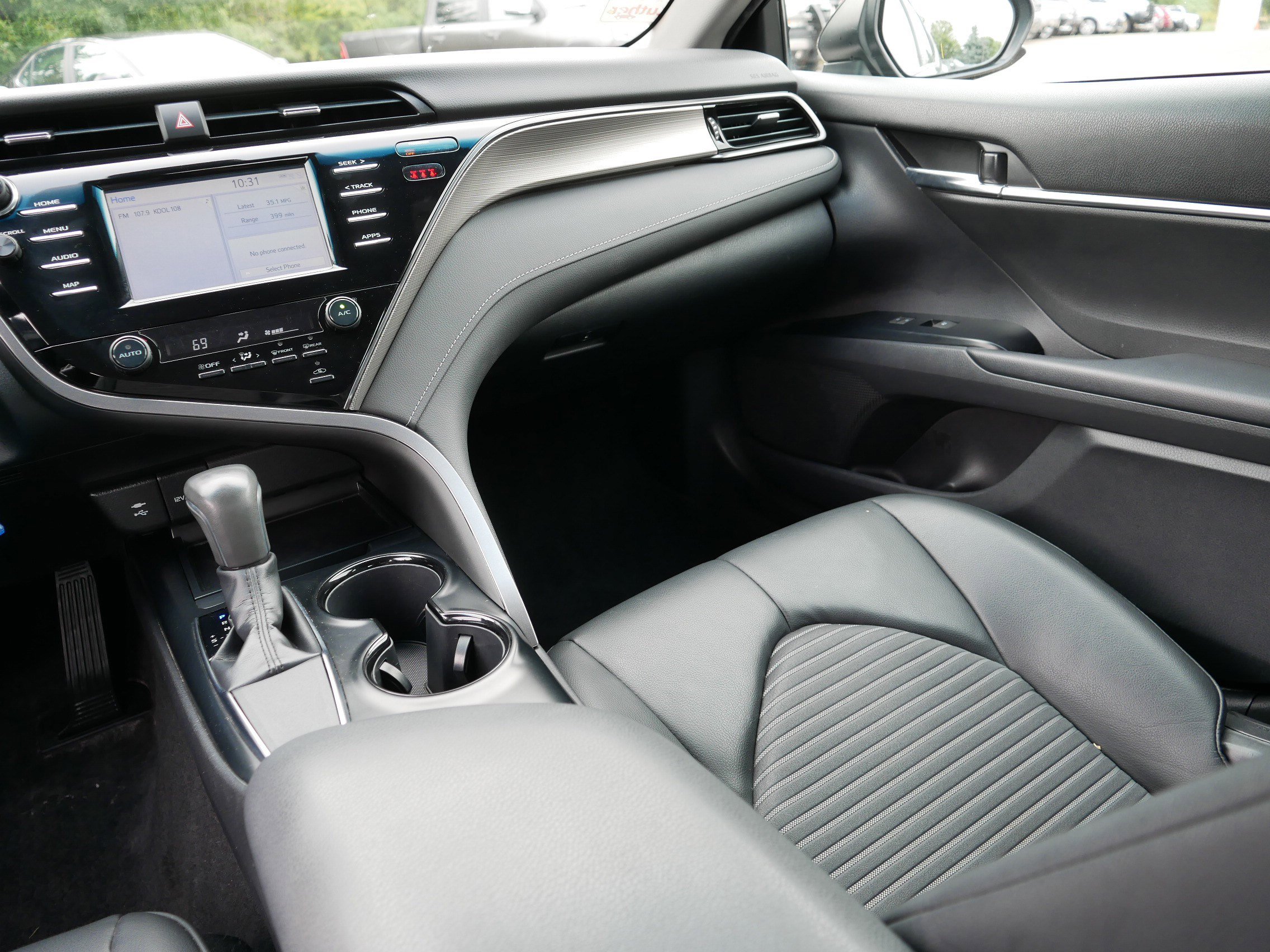 2019 Toyota Camry SE photo 10