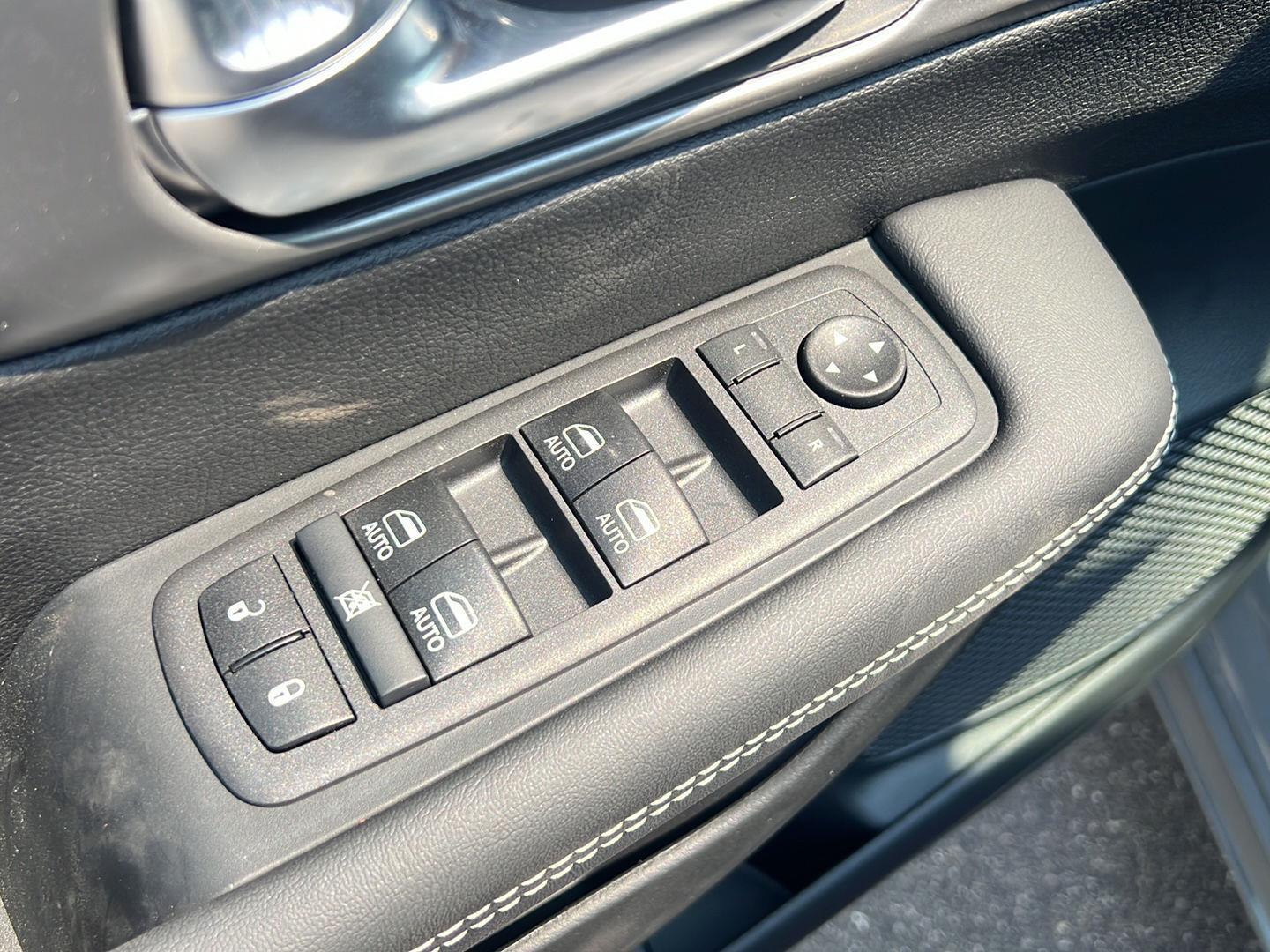 2025 Chrysler Pacifica photo 12