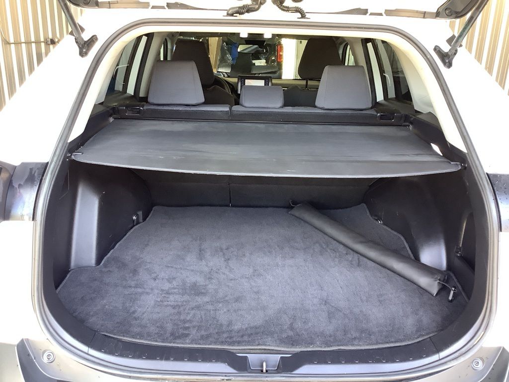 2020 Toyota RAV4 XLE photo 32