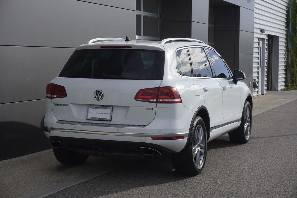 2016 Volkswagen Touareg FSI Sport Lux Executive photo 2