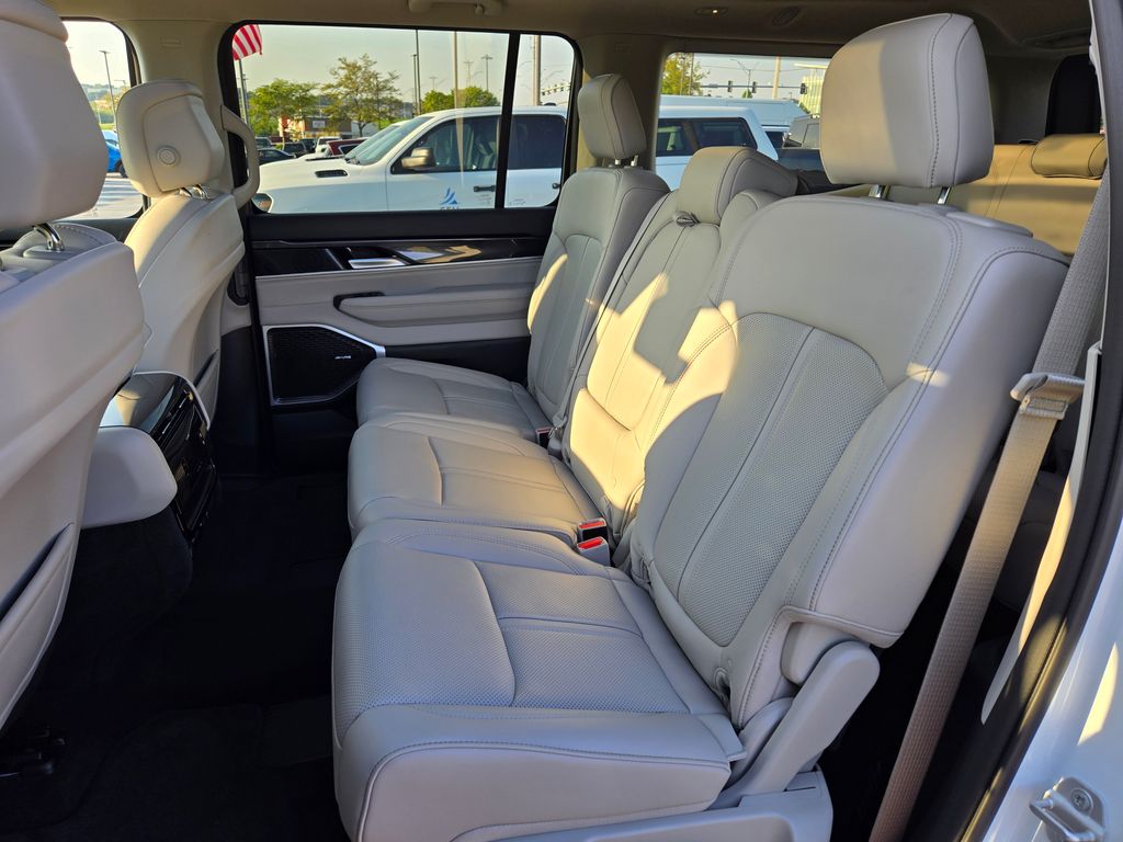 2024 Jeep Wagoneer Base photo 27