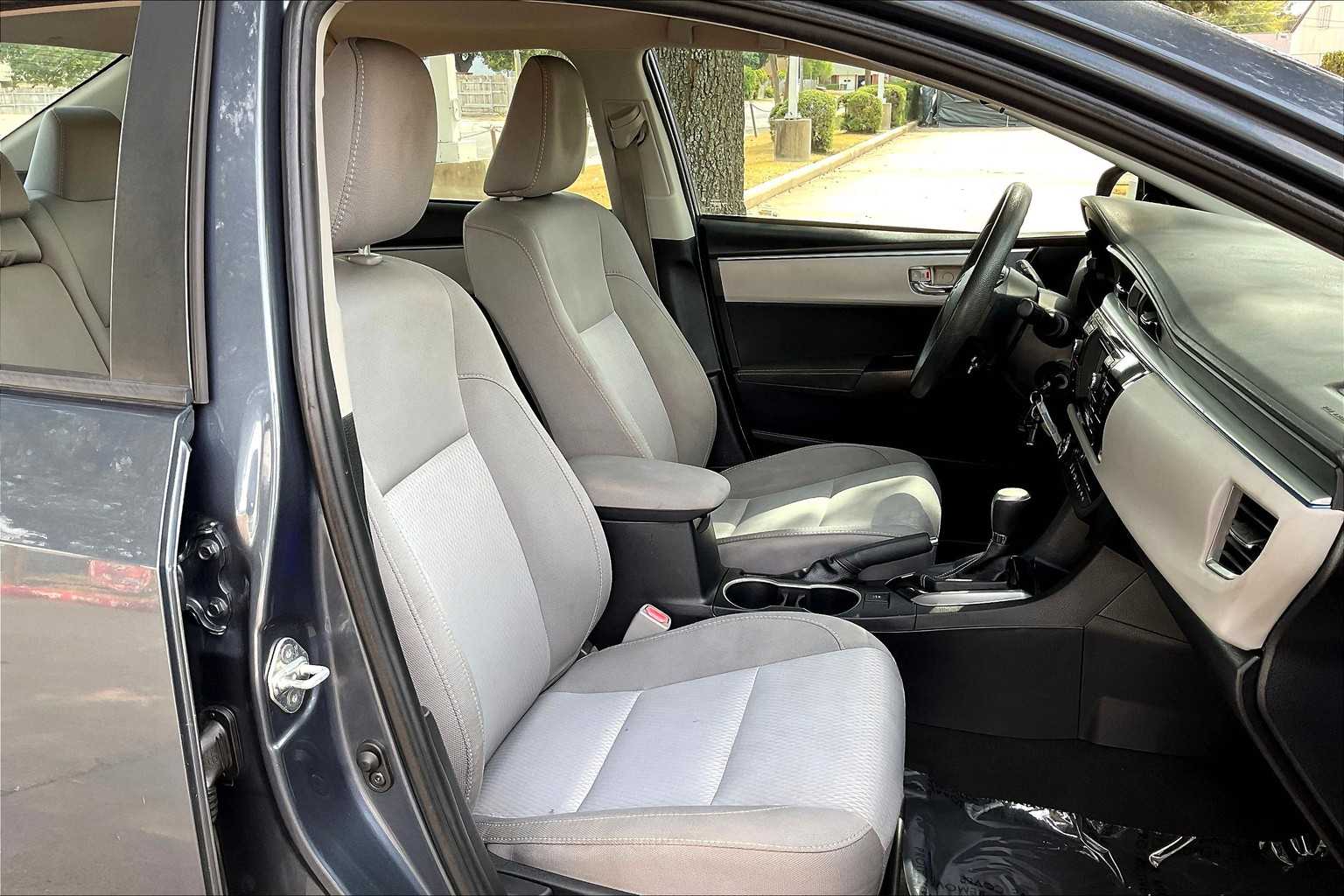 2016 Toyota Corolla LE photo 7