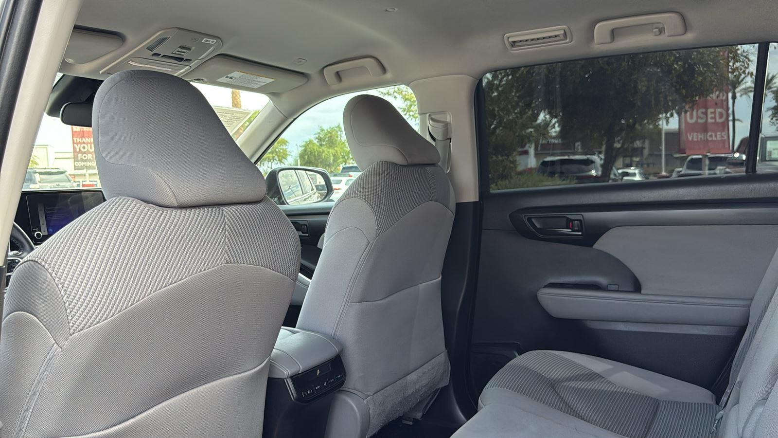 2023 Toyota Highlander Hybrid LE photo 26