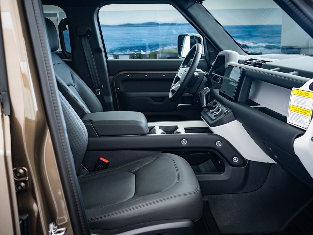 2025 Land Rover Defender 110 X-Dynamic SE photo 37
