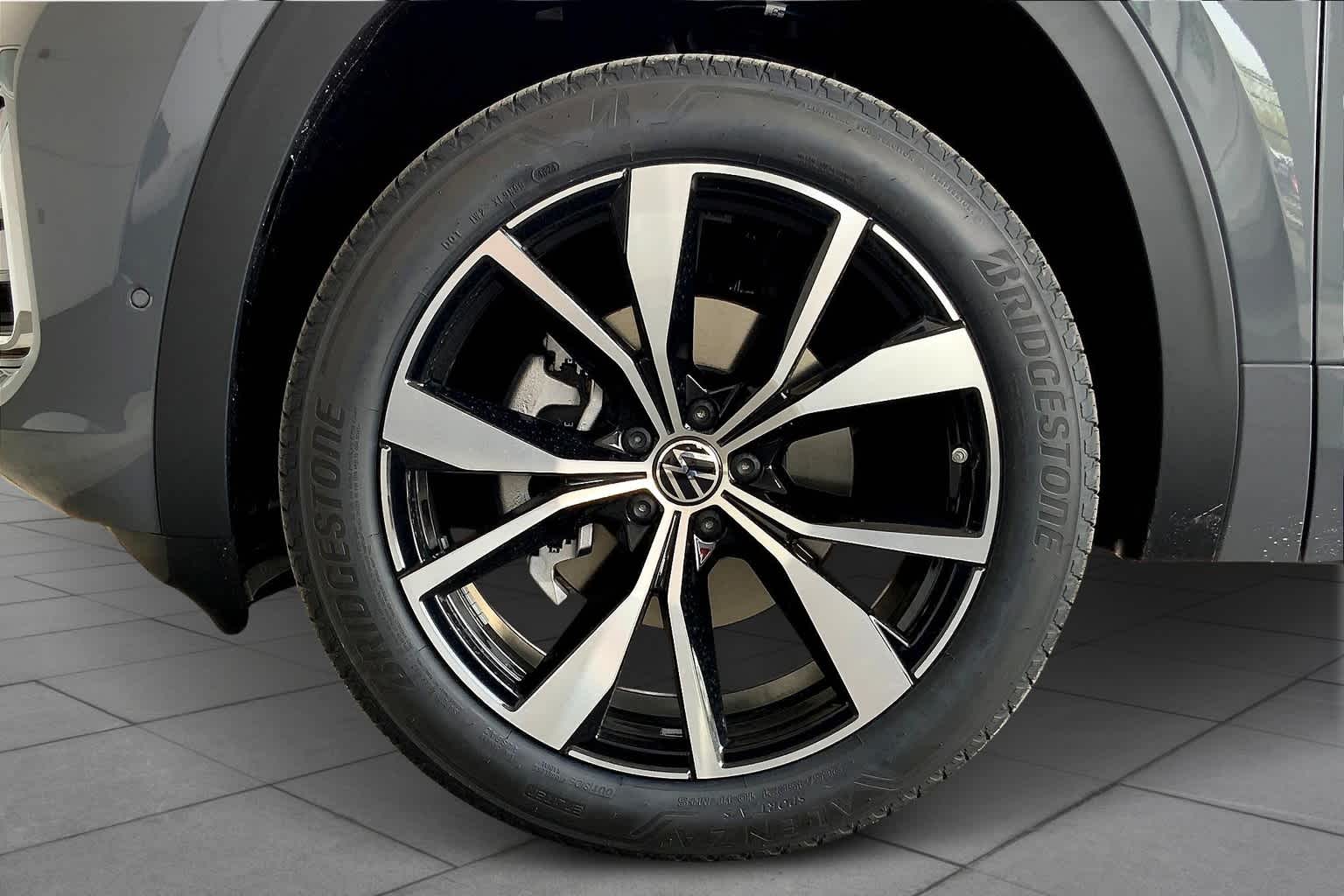 2025 Volkswagen Atlas Cross Sport SEL Premium R-Line photo 8