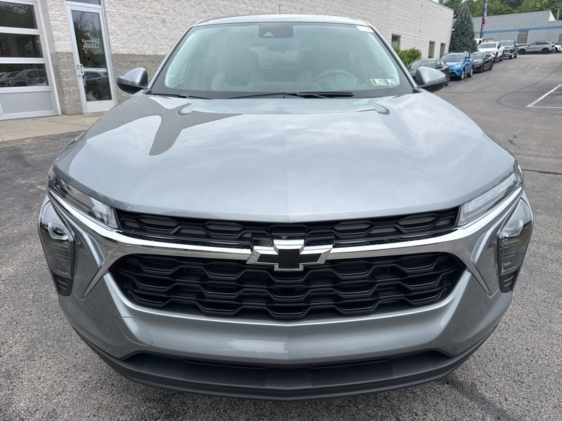 2025 Chevrolet Trax LS photo 8
