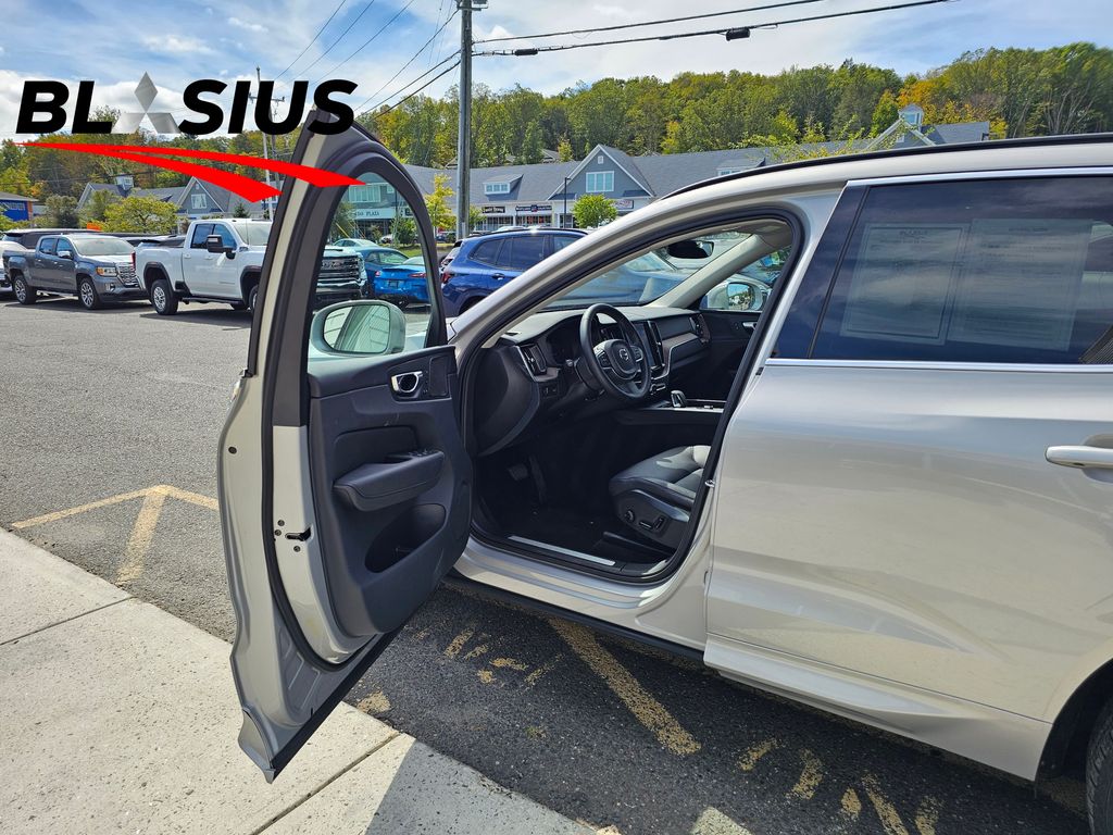 2022 Volvo XC60 B5 Momentum photo 7