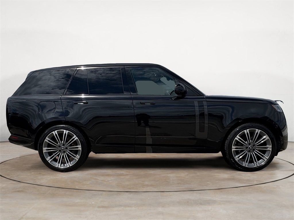 2025 Land Rover Range Rover SE photo 5
