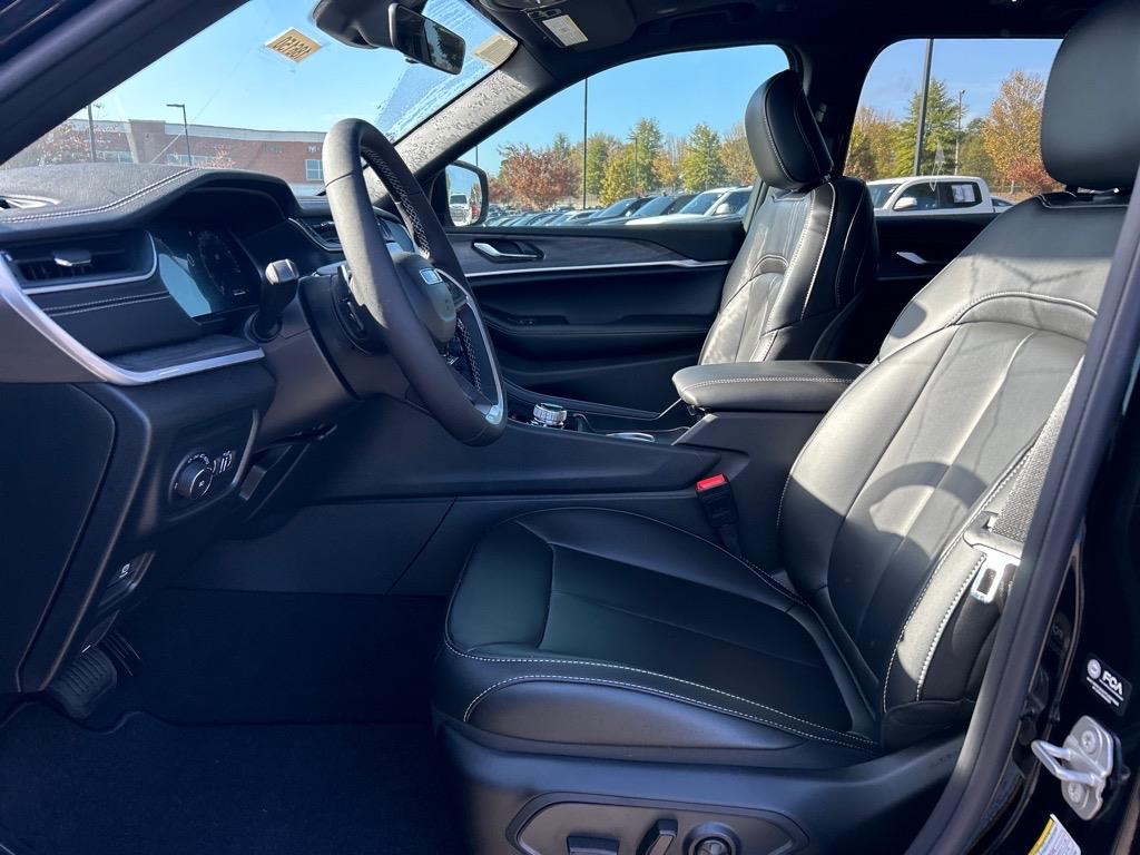 2025 Jeep Grand Cherokee Limited photo 2