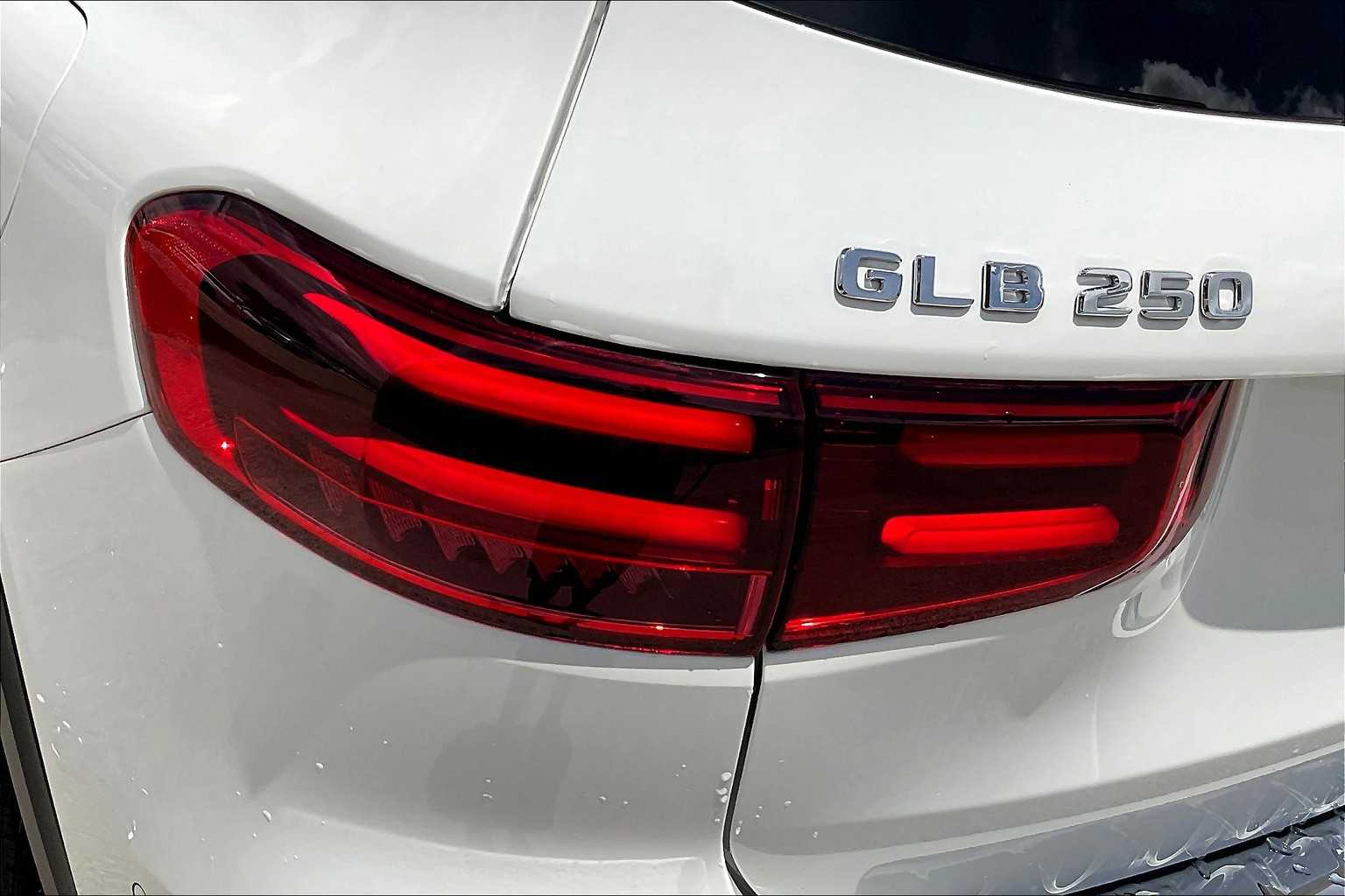 2025 Mercedes Benz GLB 250 photo 4