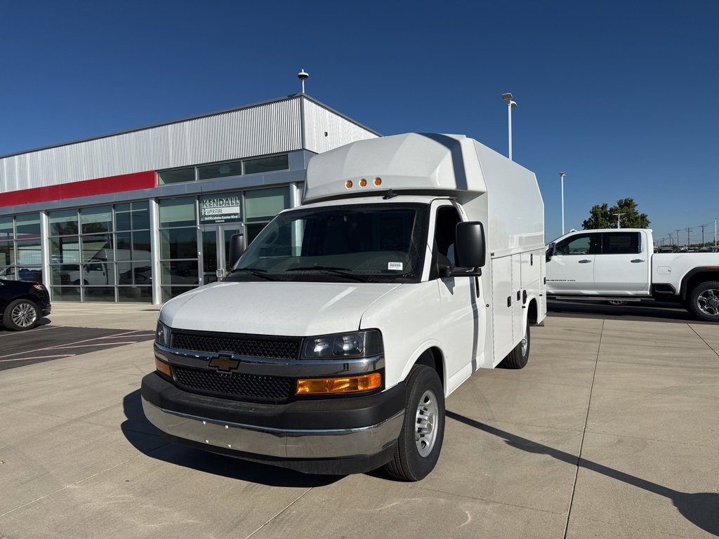 2025 Chevrolet Express Cutaway Base's photo