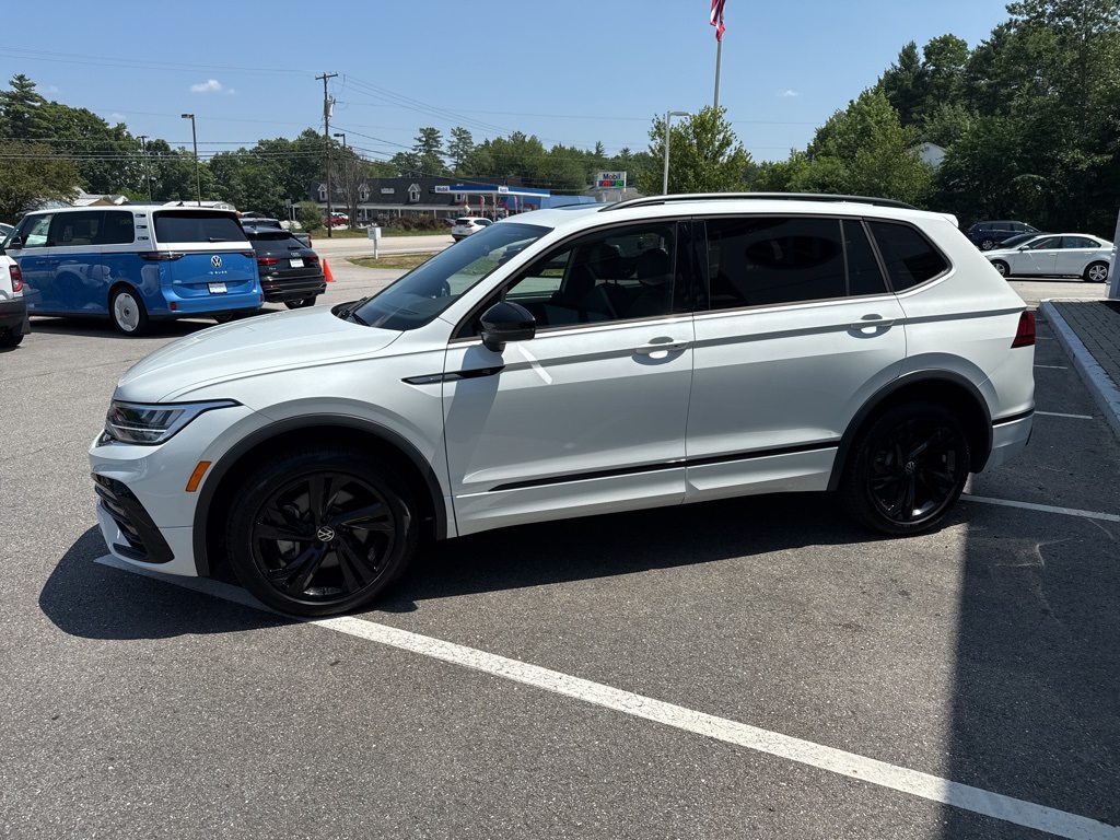 2024 Volkswagen Tiguan SE R-Line Black photo 3