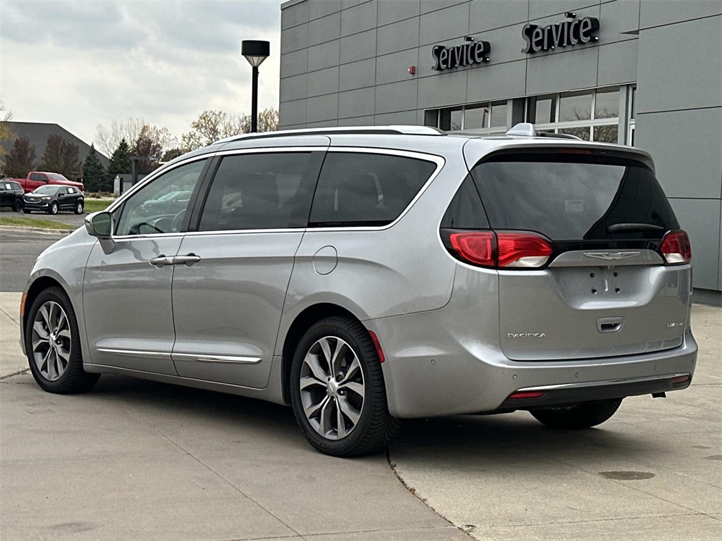 2017 Chrysler Pacifica Limited photo 4