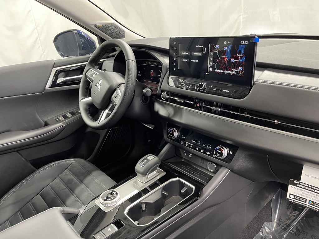 2025 Mitsubishi Outlander SE photo 29
