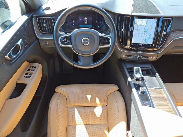 2022 Volvo XC60 B5 Inscription photo 3
