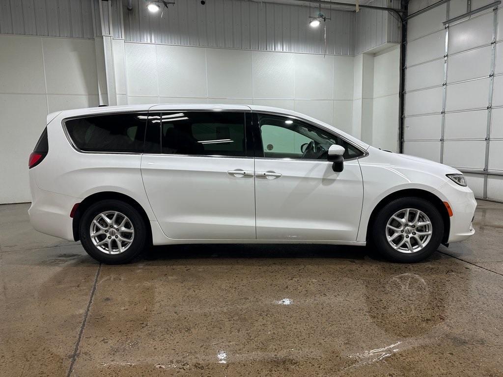 2023 Chrysler Pacifica Touring L photo 2