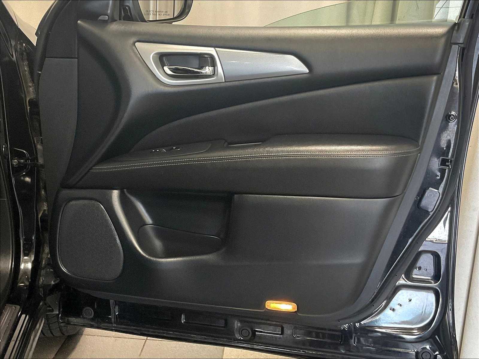 2019 Nissan Pathfinder SL photo 12