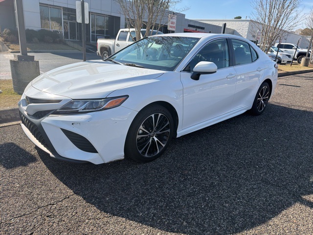2020 Toyota Camry SE's photo