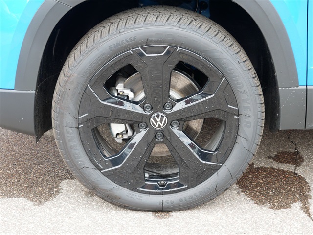 2025 Volkswagen Taos SE photo 4