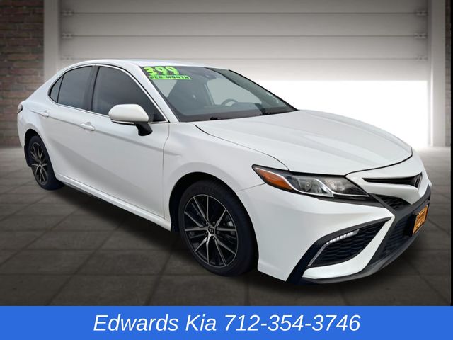 2024 Toyota Camry SE's photo