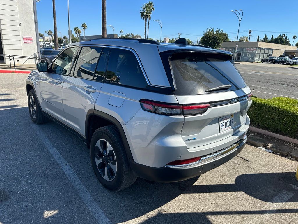 2023 Jeep Cherokee Base photo 2