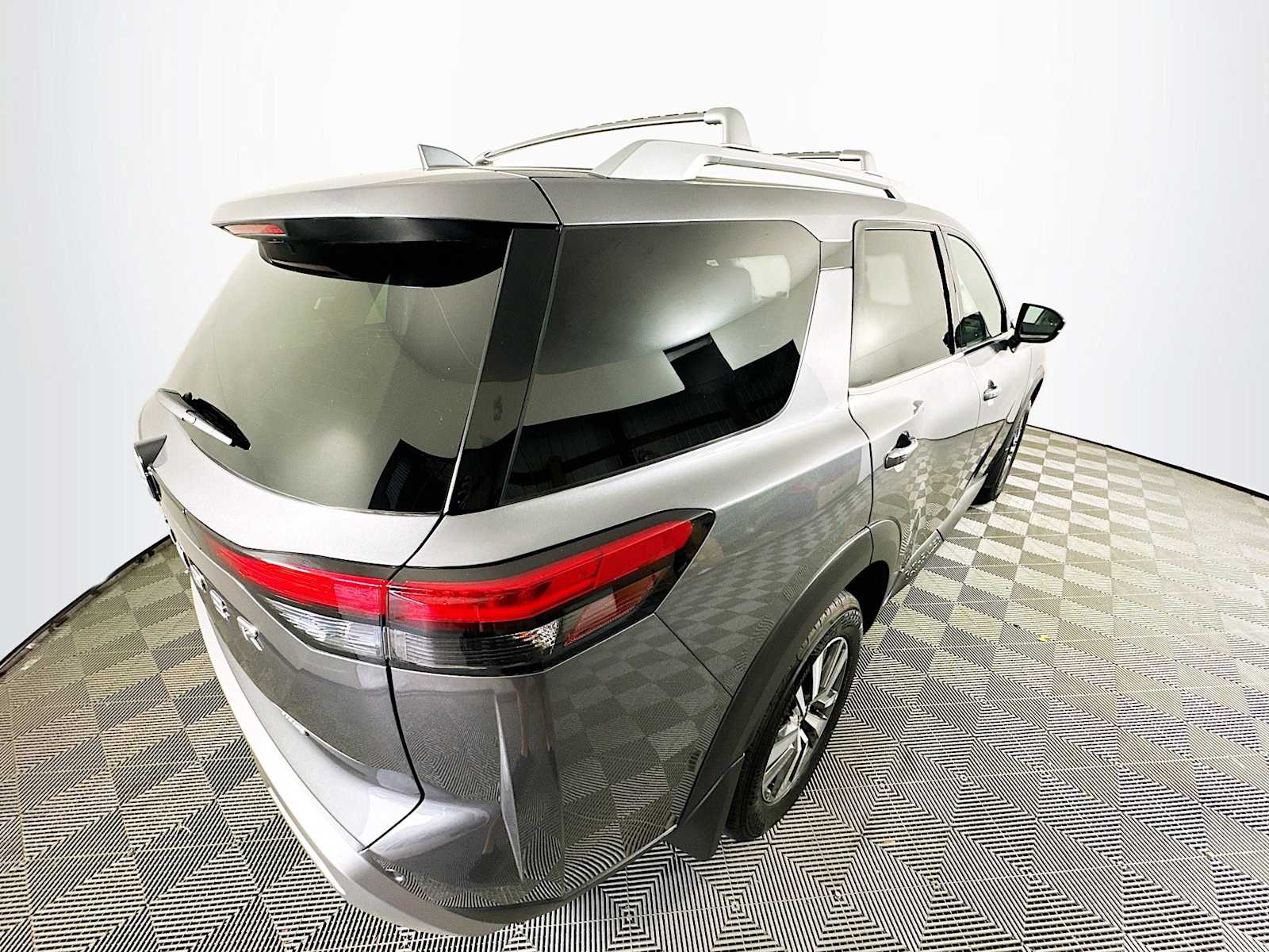 2025 Nissan Pathfinder SL photo 4