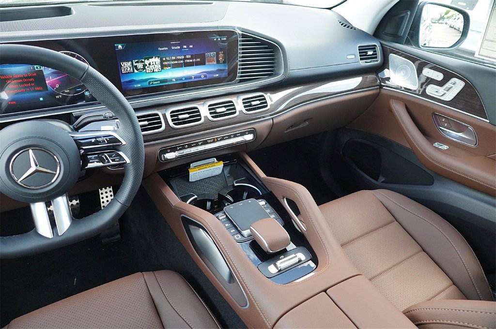 2025 Mercedes Benz GLS 450 4MATIC photo 4
