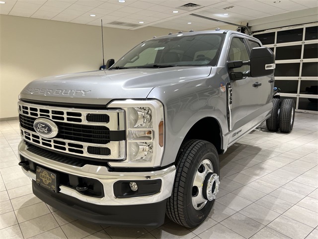 2026 Ford F-350 Super Duty Chassis Cab XLT's photo
