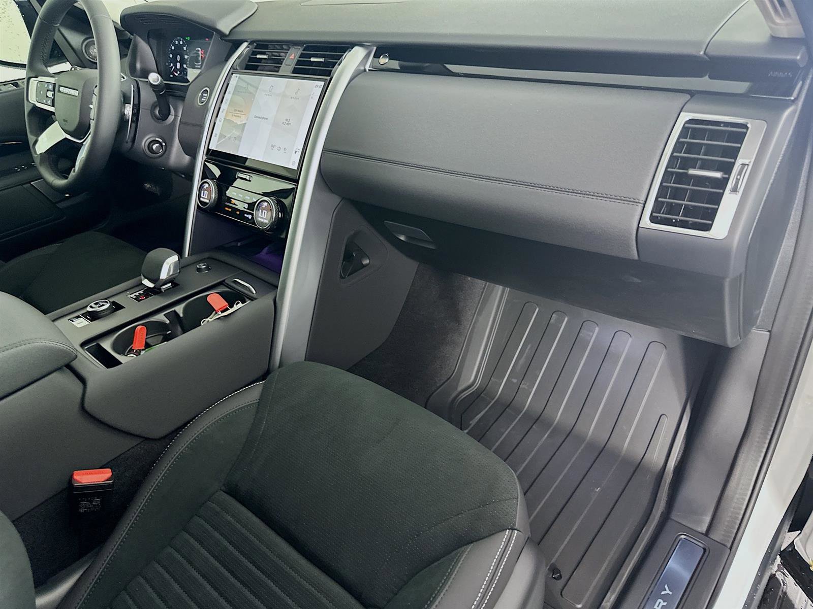 2024 Land Rover Discovery S photo 28