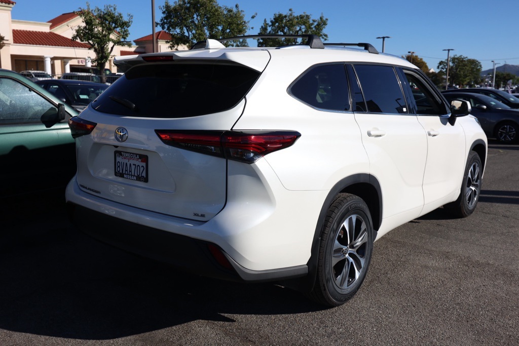 2021 Toyota Highlander XLE photo 3