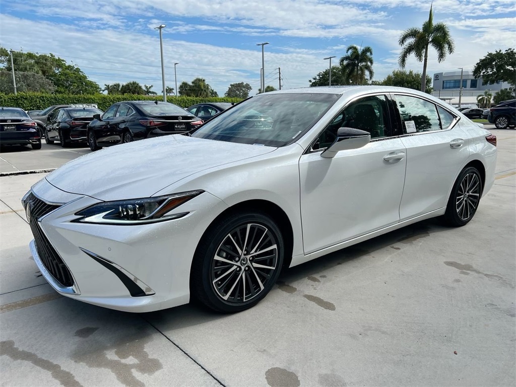 2025 Lexus ES 300h photo 3