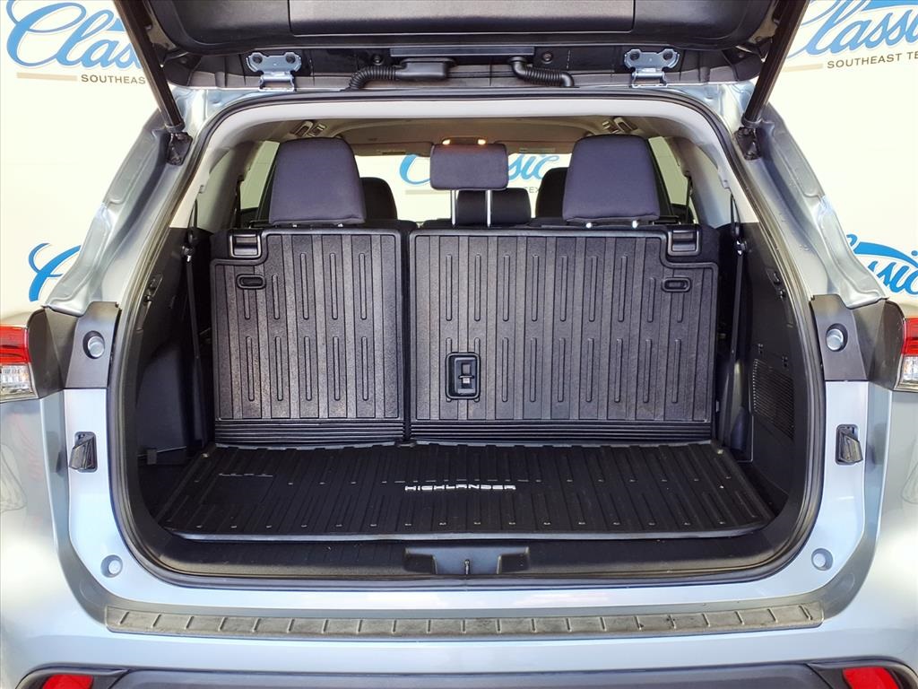 2022 Toyota Highlander LE photo 10