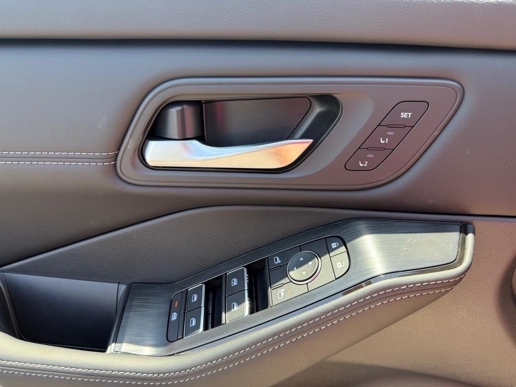 2025 Nissan Rogue SL photo 16